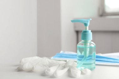 Antiseptik jel, koruyucu eldivenler ve maske. Virüsten koruma