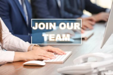 İşyerindeki bilgisayarları kullanan iş adamları, yakın çekim. Takımımıza katıl.