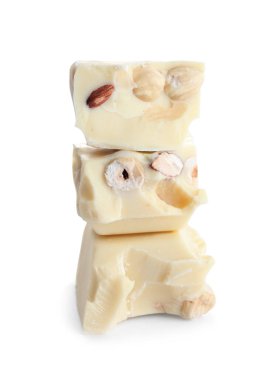 Fındıklı çikolata parçaları beyaza izole edilmiş.