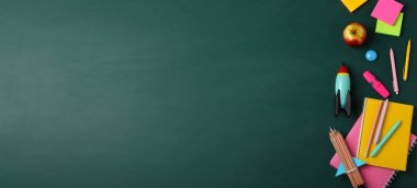 Parlak oyuncak roket ve karatahtanın üzerinde okul malzemeleri, mesaj için yeri olan bir daire. Pankart tasarımı