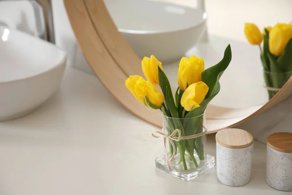 Prachtige Gele Tulpen Bij Spiegel Witte Tafel — Stockfoto