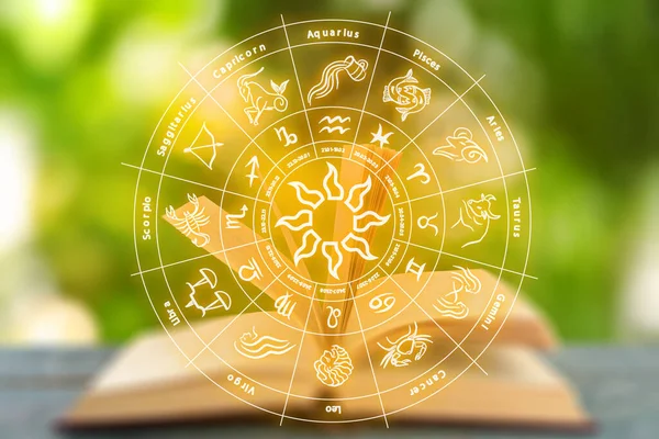 Otwarta Książka Stole Ilustracja Koła Zodiaku Znakami Astrologicznymi Rozmazanym Zielonym — Zdjęcie stockowe
