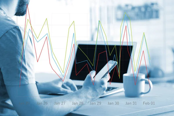 Negociação Forex Jovem Usando Smartphone Mesa Gráfico Close — Fotografia de Stock