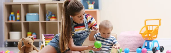 Teenie Kindermädchen Und Süßes Kleines Baby Spielen Hause Mit Spielzeug — Stockfoto