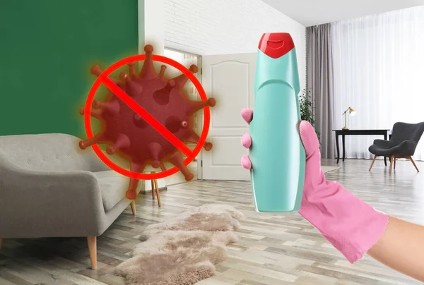 Mantém Tua Casa Livre Vírus Mulher Segurando Frasco Solução Desinfetante — Fotografia de Stock