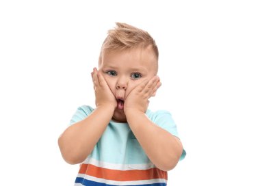 Küçük yakışıklı beyaz arka plan üzerinde poz