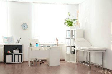 Modern tıp bürosunun içi. Doktorun işyeri.