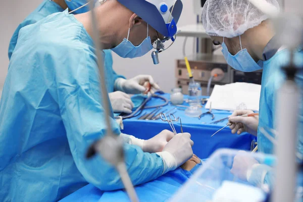 Profesjonalni Lekarze Wykonujący Operacje Sali Operacyjnej Zbliżenie — Zdjęcie stockowe