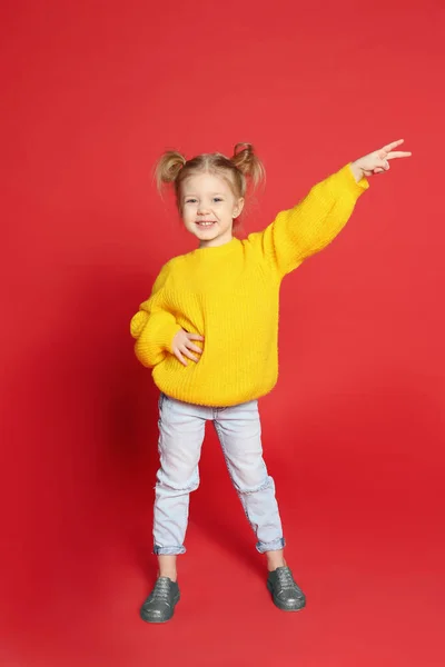 Kırmızı Arka Planda Dans Eden Tatlı Küçük Kız — Stok fotoğraf
