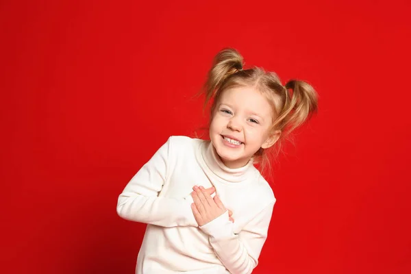 Portrait Mignonne Petite Fille Sur Fond Rouge — Photo