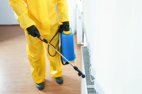 防虫员穿着防护服在室内喷洒农药 案文的篇幅 — 图库照片