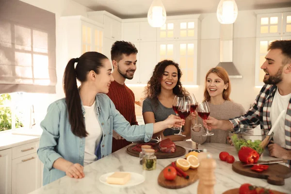 Pessoas Felizes Bebendo Vinho Enquanto Cozinham Comida Cozinha — Fotografia de Stock