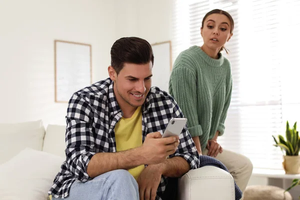 Mulher Desconfiada Olhando Para Smartphone Namorado Casa Ciúme Relacionamento — Fotografia de Stock