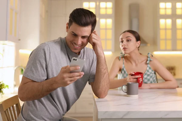 Misstrauische Frau Die Hause Das Smartphone Ihres Freundes Blickt Eifersucht — Stockfoto