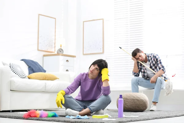 Tembel Çift Evde Temizlik Yaparken Oyalanıyorlar — Stok fotoğraf