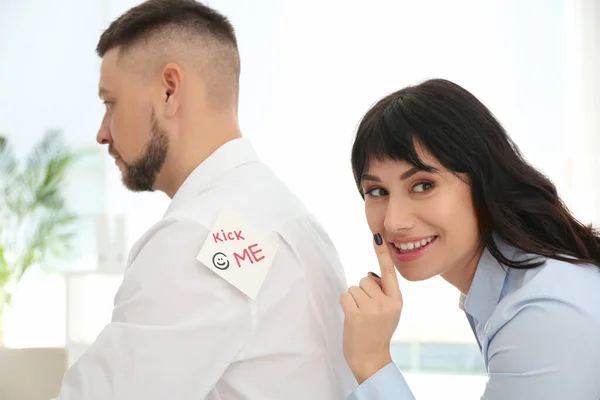 Een Jonge Vrouw Die Een Briefje Van Kick Aan Collega — Stockfoto