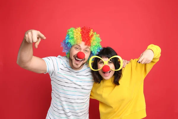 Couple Avec Des Accessoires Drôles Sur Fond Rouge Avril Jour — Photo