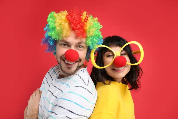 Couple Avec Des Accessoires Drôles Sur Fond Rouge Avril Jour — Photo