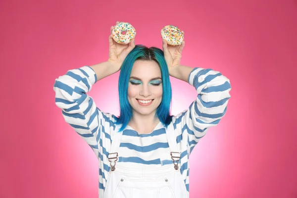 Mujer Joven Con Cabello Teñido Brillante Sosteniendo Donas Sobre Fondo —  Fotos de Stock