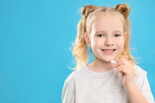 Menina Tomando Pílula Vitamínica Fundo Azul Claro Espaço Para Texto — Fotografia de Stock