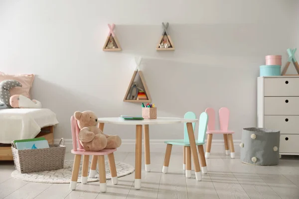 Μικρό Τραπέζι Και Καρέκλες Αυτιά Κουνελιού Στο Εσωτερικό Του Παιδικού — Φωτογραφία Αρχείου