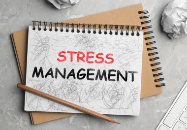 Mermer masa üzerinde STRESS MANAGEMENT metin, düz yatıyordu