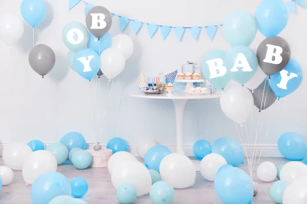 Oğlan Için Bebek Partisi Odada Balonlarla Süslenmiş Lezzetli Ikramlar — Stok fotoğraf