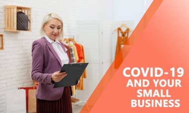 Kendi butiğinde panosu olan olgun bir kadın. covid-19 salgını sırasında küçük işletme krizi