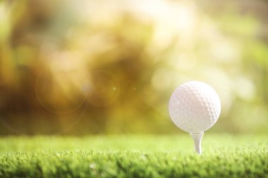 Güneşli bir günde golf topu ve golf sahası. Tasarım için boşluk