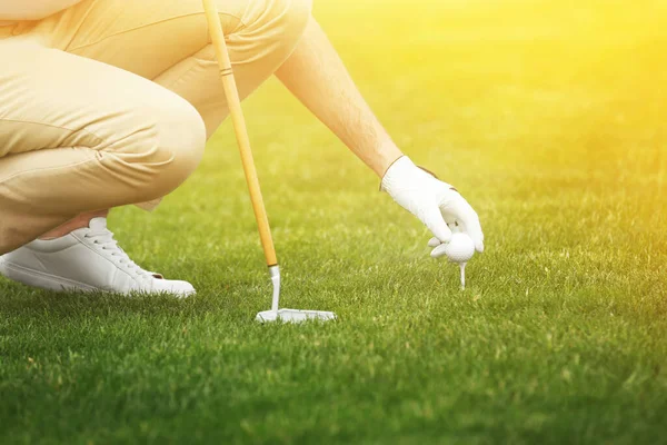 Homem Jogando Golfe Parque Dia Ensolarado Desporto Lazer — Fotografia de Stock