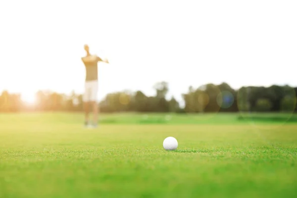 Mann Spielt Sonnigem Tag Golf Park Raum Für Design — Stockfoto