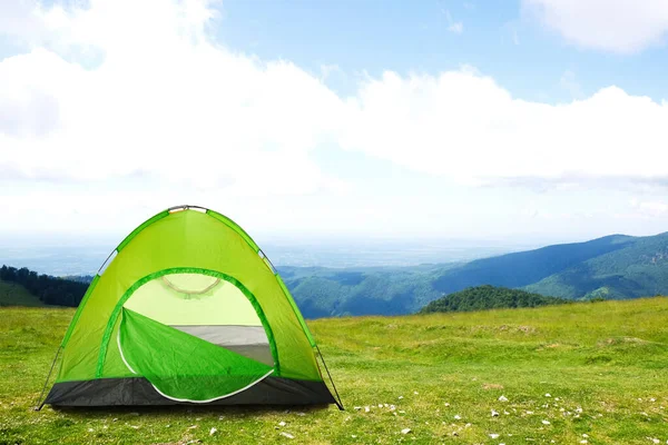 Tenda Acampamento Verde Montanhas Dia Ensolarado — Fotografia de Stock