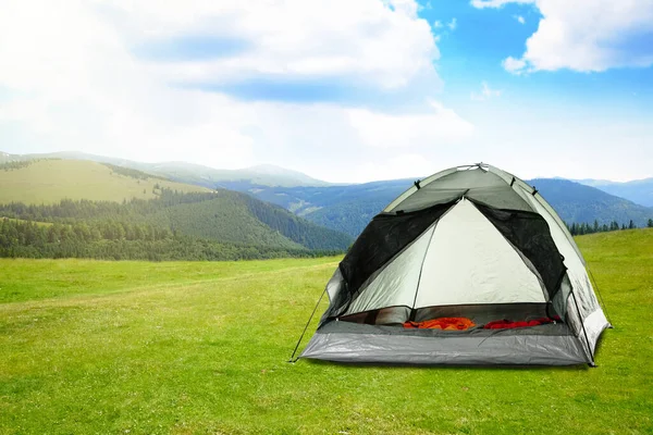 Barraca Acampamento Moderno Montanhas Dia Ensolarado — Fotografia de Stock