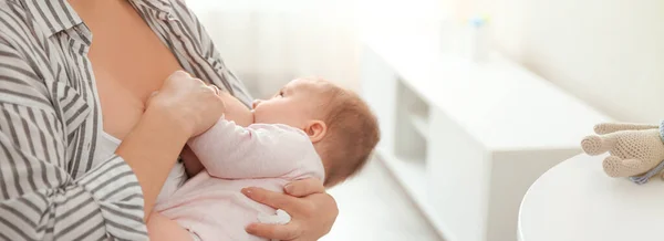 Junge Frau Stillt Ihr Kleines Baby Hause Nahaufnahme Bannerdesign — Stockfoto