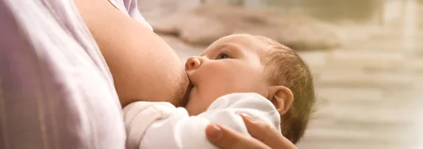 Jonge Vrouw Die Thuis Haar Kleine Baby Borstvoeding Geeft Close — Stockfoto