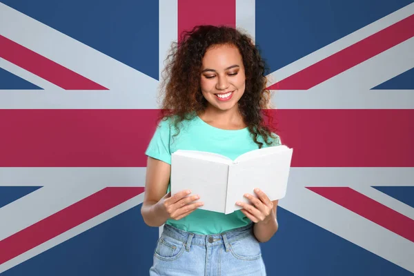 Vacker Afroamerikansk Ung Flicka Läser Bok Och Flagga Storbritannien Som — Stockfoto