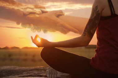 Gün batımında meditasyon yapan bir kadın ve elleri birbirine yaklaşırken çift pozlama, yakın çekim. Yoga günlük hayatta yardımcı olur: aklın, bedenin ve ruhun uyumu