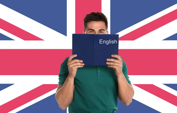 Bonito Jovem Lendo Livro Bandeira Grã Bretanha Parede Aprender Inglês — Fotografia de Stock