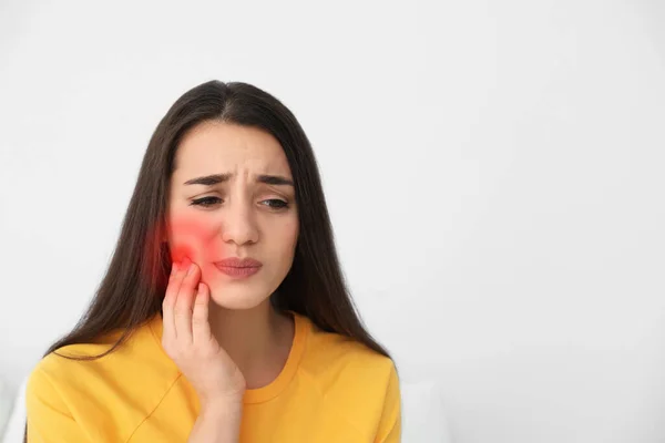 Junge Frau Leidet Unter Zahnschmerzen Auf Weißem Hintergrund — Stockfoto