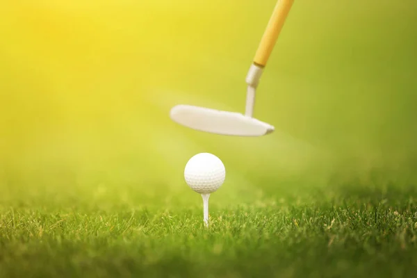 Golpear Pelota Golf Con Club Parque Día Soleado —  Fotos de Stock