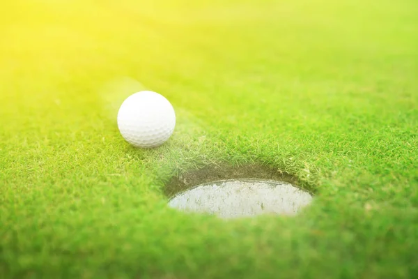 Pelota Golf Cerca Del Hoyo Parque Día Soleado Espacio Para —  Fotos de Stock