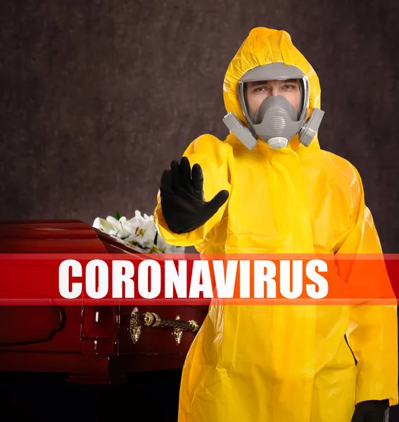 Koronavirüs Salgını Sırasında Cenaze Çeride Tabutun Yanında Koruyucu Giysili Bir — Stok fotoğraf