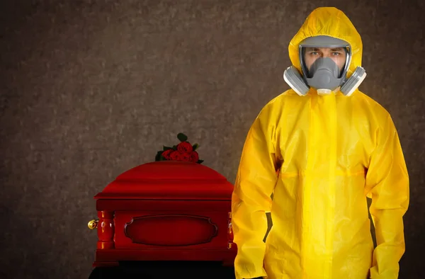Funeral Durante Pandemia Coronavirus Hombre Traje Protector Cerca Ataúd Interiores —  Fotos de Stock