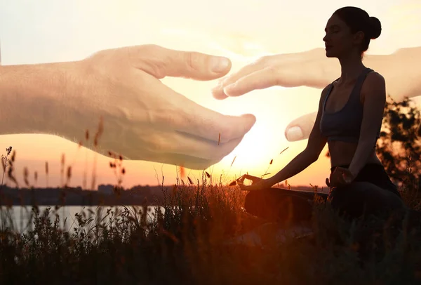 Подвійне Перебування Жінок Медитації Руки Досягають Один Одного Заході Сонця — стокове фото