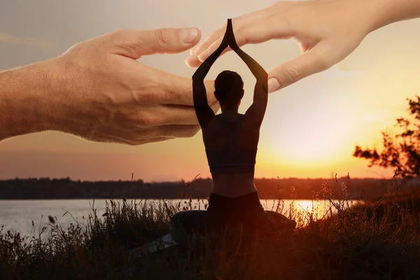 Подвійне Перебування Жінок Медитації Руки Досягають Один Одного Заході Сонця — стокове фото