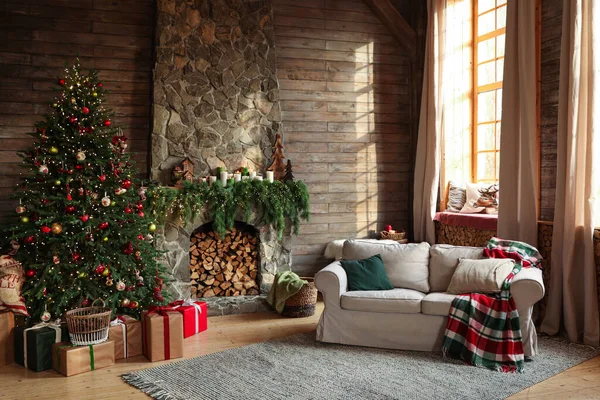 Festliches Interieur Mit Geschmücktem Weihnachtsbaum Und Kamin — Stockfoto