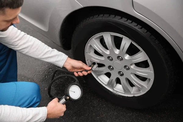 Control Mecánico Presión Los Neumáticos Rueda Del Coche Estación Servicio — Foto de Stock