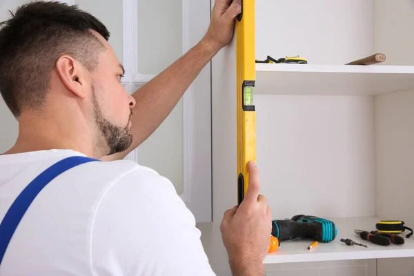 Trabajador Que Mide Muebles Cocina Recién Instalados Interiores — Foto de Stock