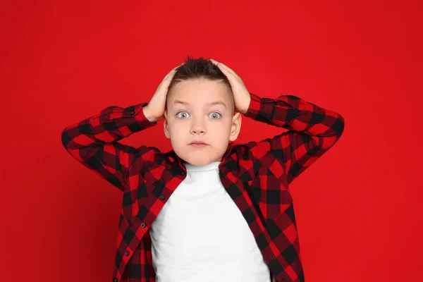 Retrato Niño Emocional Sobre Fondo Rojo — Foto de Stock