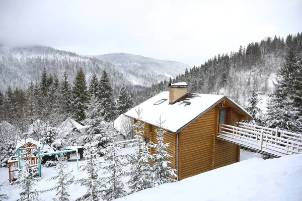 Schöne Landschaft Mit Hütte Einem Verschneiten Wintertag — Stockfoto